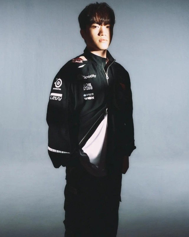 T1分享队员新赛季队服宣传照:展现选手独特的剪影和存在感