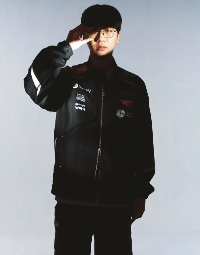 T1分享队员新赛季队服宣传照:展现选手独特的剪影和存在感